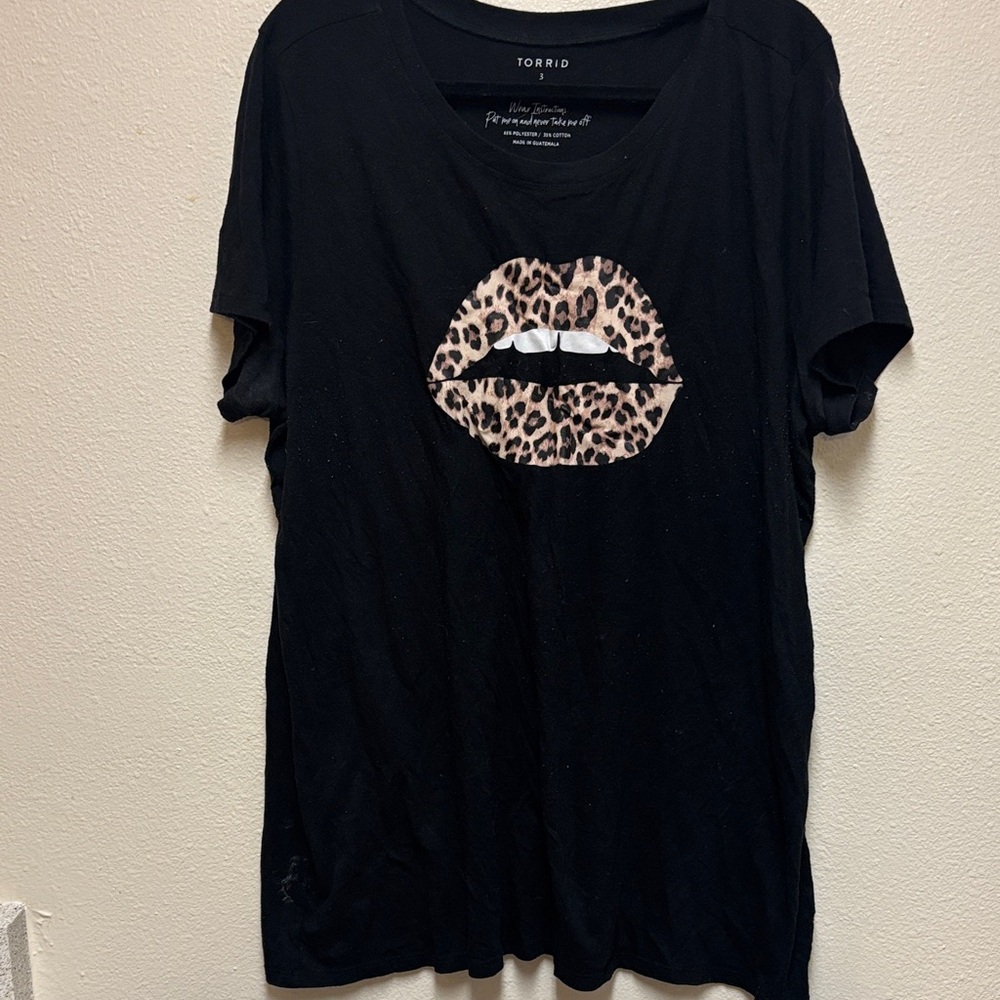 Torrid Black Tee with Leopard Lips Design